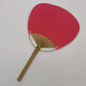 Detailansicht eines rosa blanken Handfächers mit Bambusgriff für Sommerkühlung und Dekoration.