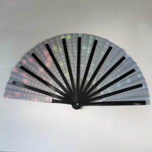Vue de dessus d'un éventail pliant en satin de 25 cm avec des pois UV multicolores
