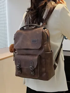 Zaino vintage marrone in pelle PU da donna stile college con simpatico ciondolo a orsetto.