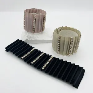 Elegantes manguitos para el pelo de tela plisada con tiras de pedrería en tres colores