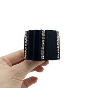 Elegante gancho de tela plisada negra para coleta con filas de brillantes piedras de cristal