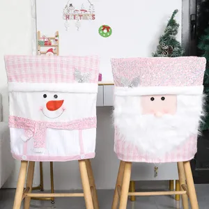 Housses de chaise de Noël roses avec motifs de bonhomme de neige et de père Noël.