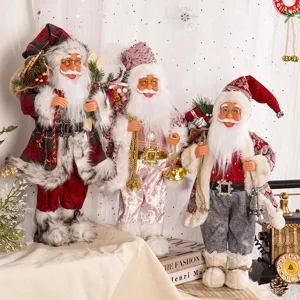 Primer plano detallado de muñecas de Papá Noel de pie de 18 pulgadas con mochilas y accesorios festivos.
