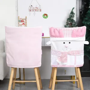 Gros plan detail de la housse de chaise de renne de Noel rose en peluche douce deco.