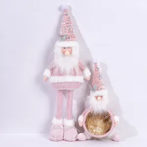 Détail de gros plan de jolies poupées de gnome de Noël roses avec des chapeaux à sequins.