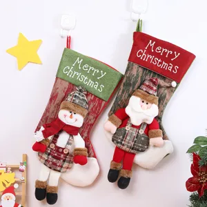 Detailansicht großer Weihnachtssocken mit Plüsch-Schneemann und Weihnachtsmann Dekor.