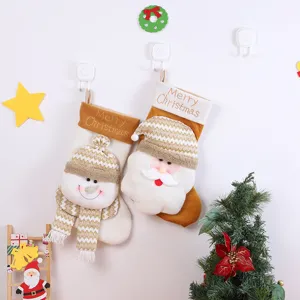 Detaillierte Ansicht großer Weihnachtssocken mit Schneemann und Weihnachtsmann für die Festtagdeko.
