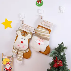 Weihnachtsstrumpf Detailansicht mit niedlichem Weihnachtsmann und Rentier Plüsch Deko.