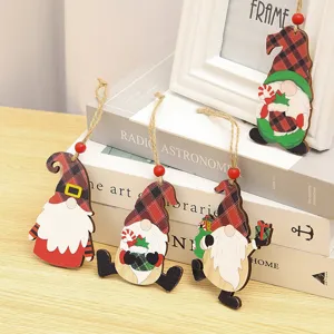 Hölzerne Weihnachtswichtel zum Aufhängen, bemalte gesichtslose Weihnachtsmann Holzanhänger für Baum.
