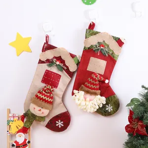 Große Weihnachtssocke Hängende Dekoration Geschenkbeutel mit süßem Schneemann und Weihnachtsmann Design.