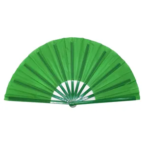 Abanico plegable de Kung Fu verde vibrante con mango de plástico y superficie de tela.