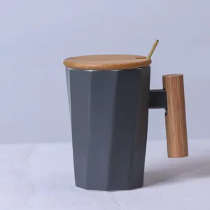 Détail de tasse à café en céramique style nordique, poignée en bois minimaliste et couvercle.