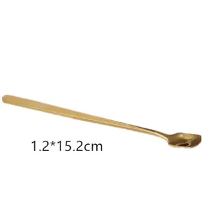 Vue détaillée de cuillère à mélange à long manche dorée, accessoire de vaisselle élégant.
