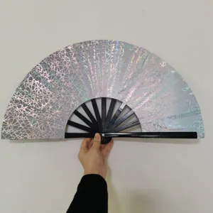 Witte reflecterende vouwwaaier met zwarte bamboe ribben, traditionele handwaaier 27 cm.