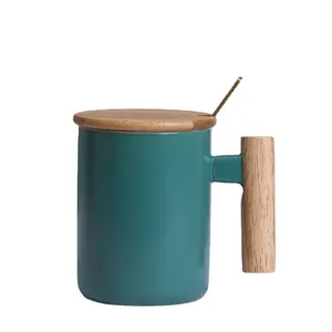 Mug à café en céramique de style nordique avec poignée en bois, couvercle et cuillère.