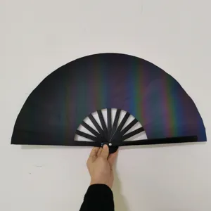 Gedetailleerd overzicht van de zwarte reflecterende vouwwaier met iriserende stof.