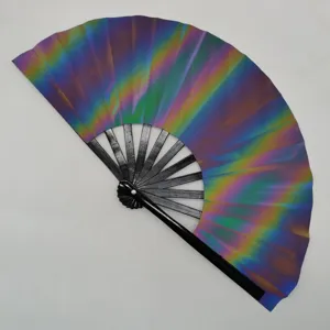 Reflecterende vouwwaaier met zwarte bamboe ribben, holografisch regenboog effect.