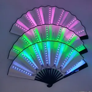 Detailansicht eines 33cm LED-Faltfächers mit lebhaften pinken, grünen und blauen Lichteffekten.