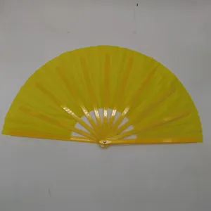 Detalle de la tela amarilla brillante y las resistentes varillas de plástico de este abanico