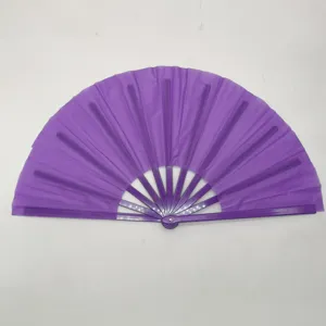 Vista detallada de un abanico plegable de Kung Fu morado de 33 cm con varillas de plástico