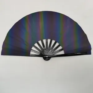 Gedetailleerd overzicht van de reflecterende vouwwaaier met zwarte bamboe ribben en glans.