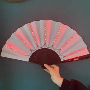 Detailansicht eines 33 cm langen Faltfächers mit leuchtend roten LED-Streifen für die Bühne