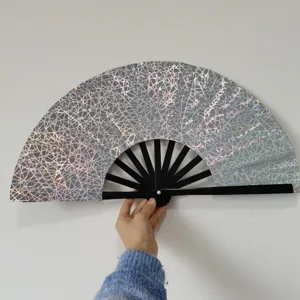 Detailansicht des reflektierenden Klappfächers mit holografischem Muster und schwarzen Rippen.