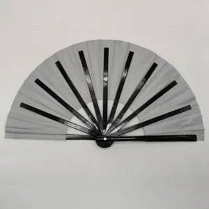 Gedetailleerde opname van witte reflecterende vouwventilator met zwarte bamboe ribben hier.