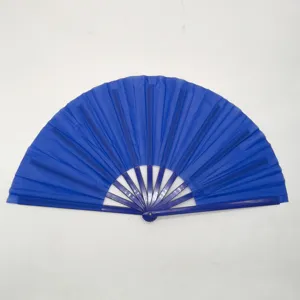 Detalle de un abanico plegable profesional de Kung Fu azul de 33 cm con mango de plástico