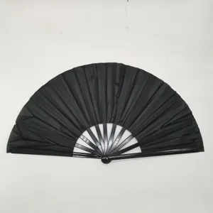 Detalle de un abanico plegable de Kung Fu negro de 33 cm con varillas de plástico.