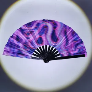 Vue détaillée de l'éventail de rave réactif aux UV avec des vagues néon violettes
