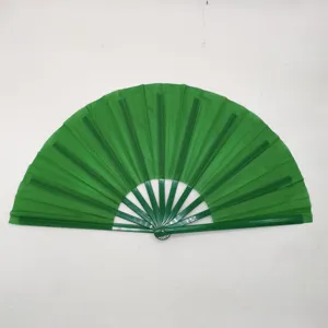 Vista completa de un abanico plegable de tela verde de 33 cm con varillas de plástico