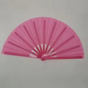 Vista macro detallada de un abanico de kung fu plegable rosa de 33 cm de plástico