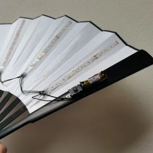 Nahaufnahme des internen LED-Streifens und des 12V-Batteriesystems eines Faltfächers