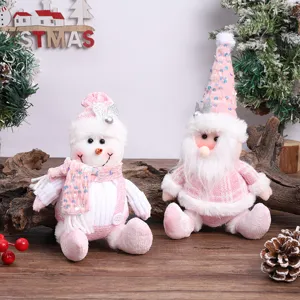 Ensemble de decoration de poupee en peluche de Noel rose avec bonhomme de neige et pere Noel.
