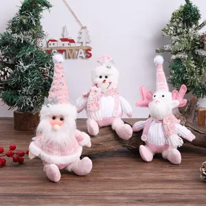 Détails de poupées en peluche de Noël roses, décorations mignonnes pour fêtes intérieures.