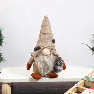 Vista dettagliata della bambola peluche gnomo caffè con chicchi, cappello juta rustico.