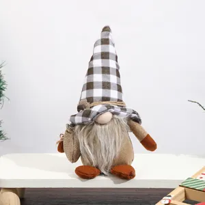 Simpatico gnomo di peluche natalizio con cappello a quadri e sacchetto di caffè per decorazione.
