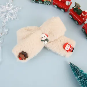 Nahaufnahme einer flauschigen Plüsch Weihnachts-Haarspange mit süßen Cartoon-Motiven.