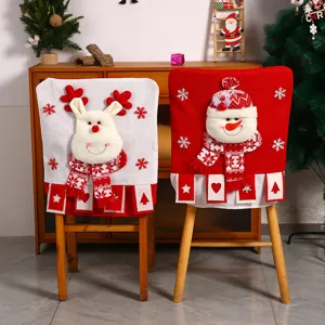 Detail de housses de chaise de Noel avec jolies poupées renne et bonhomme de neige tricotées.