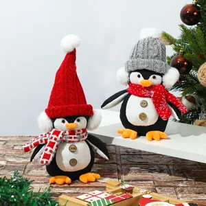 Coppia di adorabili pinguini di peluche natalizi con cappelli e sciarpe