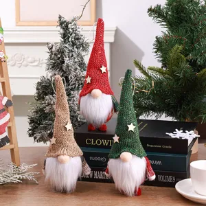 Weihnachtswichtel Hängedekoration Detailansicht mit gestrickten langen Mützen und weißen Bärten.