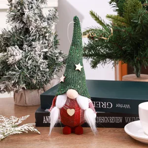 Weihnachtswichtel Plüschfigur Detailansicht, süßer gesichtsloser Waldmann mit Strickmütze.