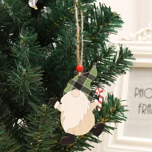 Weihnachtswichtel Holzanhaenger mit kariertem Hut und Zuckerstange fuer Baumdeko.