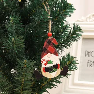 Weihnachtlicher Holz Wichtel Hänge Ornament Detail mit roter Karomütze für den Baum.