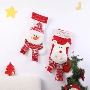 Große Weihnachtssocken Geschenktüten mit niedlichen 3D-Schneemann- und Rentier-Plüschdesigns für Feiertage.