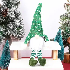 Decorazione sospesa bambola senza volto di Natale con cappello lavorato a maglia verde e gambe.