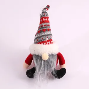 Weihnachts Wichtel Plüschfigur Detailansicht, rote Strickmütze und Bart als Hängedeko.