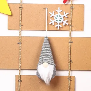 Natale lavorato a maglia vecchio senza volto gnomo appendere ornamento, cappello grigio.