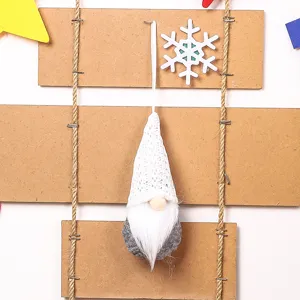 Ornamento appeso di bambola gnomo senza volto lavorato a maglia di Natale per albero.